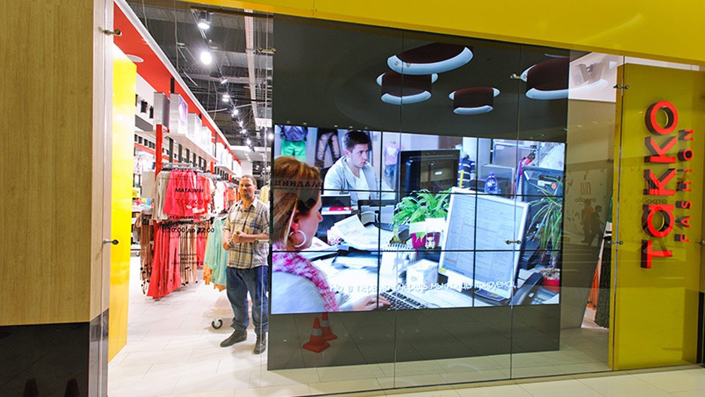 Videowand im Geschäft mit mehreren Monitoren